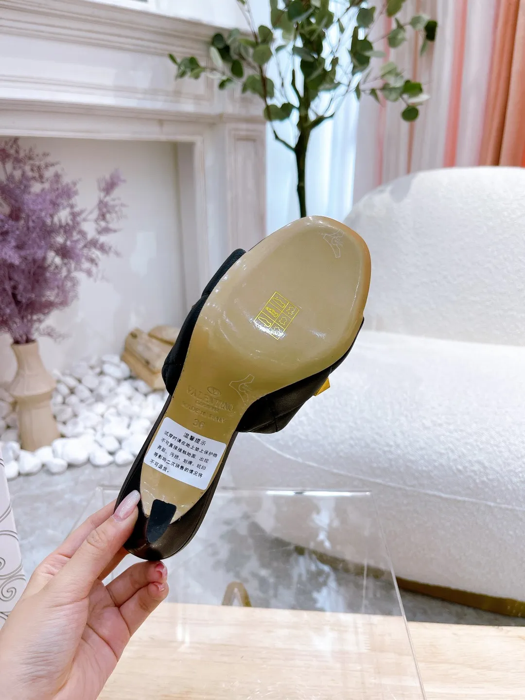 👟👟Ex-factory price 380👟👟 Genuine leather sole +40 Valentino.Valentino👑👑Rivets The latest series of the slippers counter, the highest version, perfect details, a very eye-catching catwalk series launched [strong][strong] V's popular rivet elements, luxurious and gorgeous! Various colors can be matched with beautiful clothes in spring and summer. There are many choices🎉🎉Exquisite and durable. It is copied at 1:1 of the original product. The upper foot is very pedicure-like. The key point is that it is very good and easy to control. It does not grind the feet and does not tire the feet. It is a walking artifact. The last shape is completely compared to the counter. The details are perfect. Without the original version, it would not be so exquisite! (Note! The heel shape and height are exclusively molded according to the original version, and are not randomly substituted by the market🐂) The color and texture of the fasteners are consistent with the original version! Fabric: Sheepskin Lining: Sheepskin lining 5 colors: off-white, black, bare, burgundy, pink Size: 34 to 41 (34, 40, 41, custom-made, non-refundable and non-exchangeable) Heel height: flat rubber bottom: genuine leather bottom:
